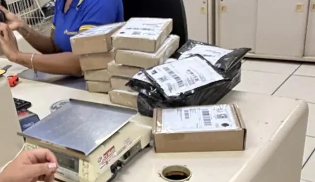 Pacotes pardos sem identificação sendo postados nos Correios